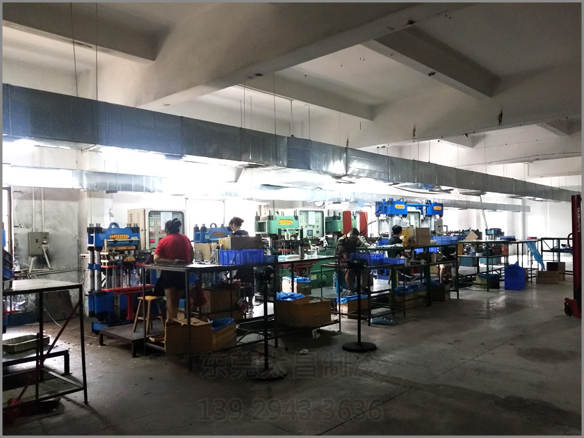 樟木頭吸盤廠車間降溫工程,環(huán)保空調,車間降溫,大型空調,廠房降溫,潤東方環(huán)?？照{